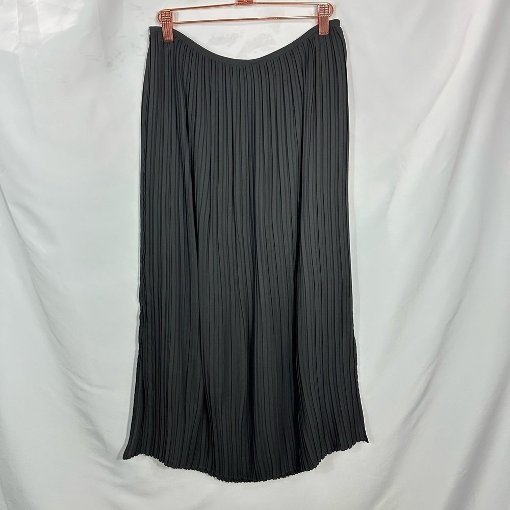 Gap black pleated midi skirt with side slits size 6